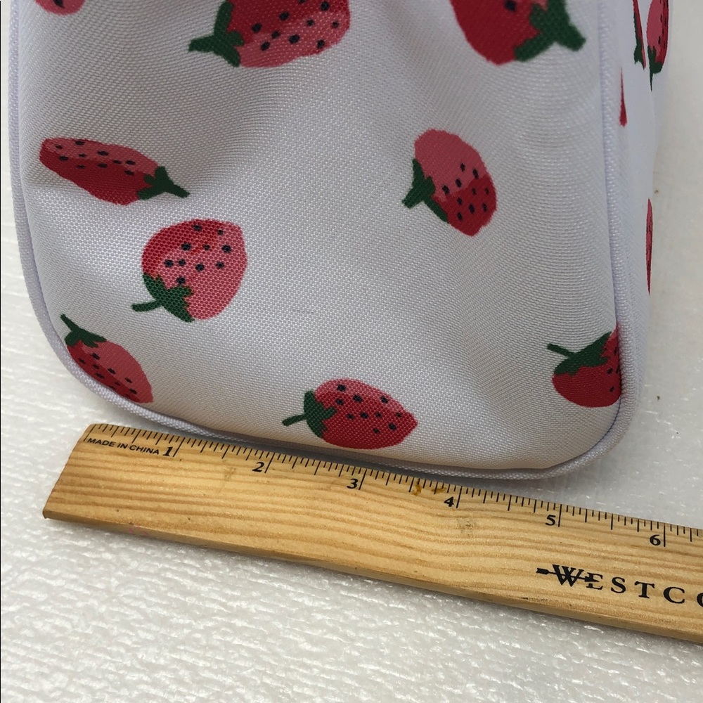 Kate Spade Strawberry Lunch Bag Insulated Zip Top - Picture 13 of 14